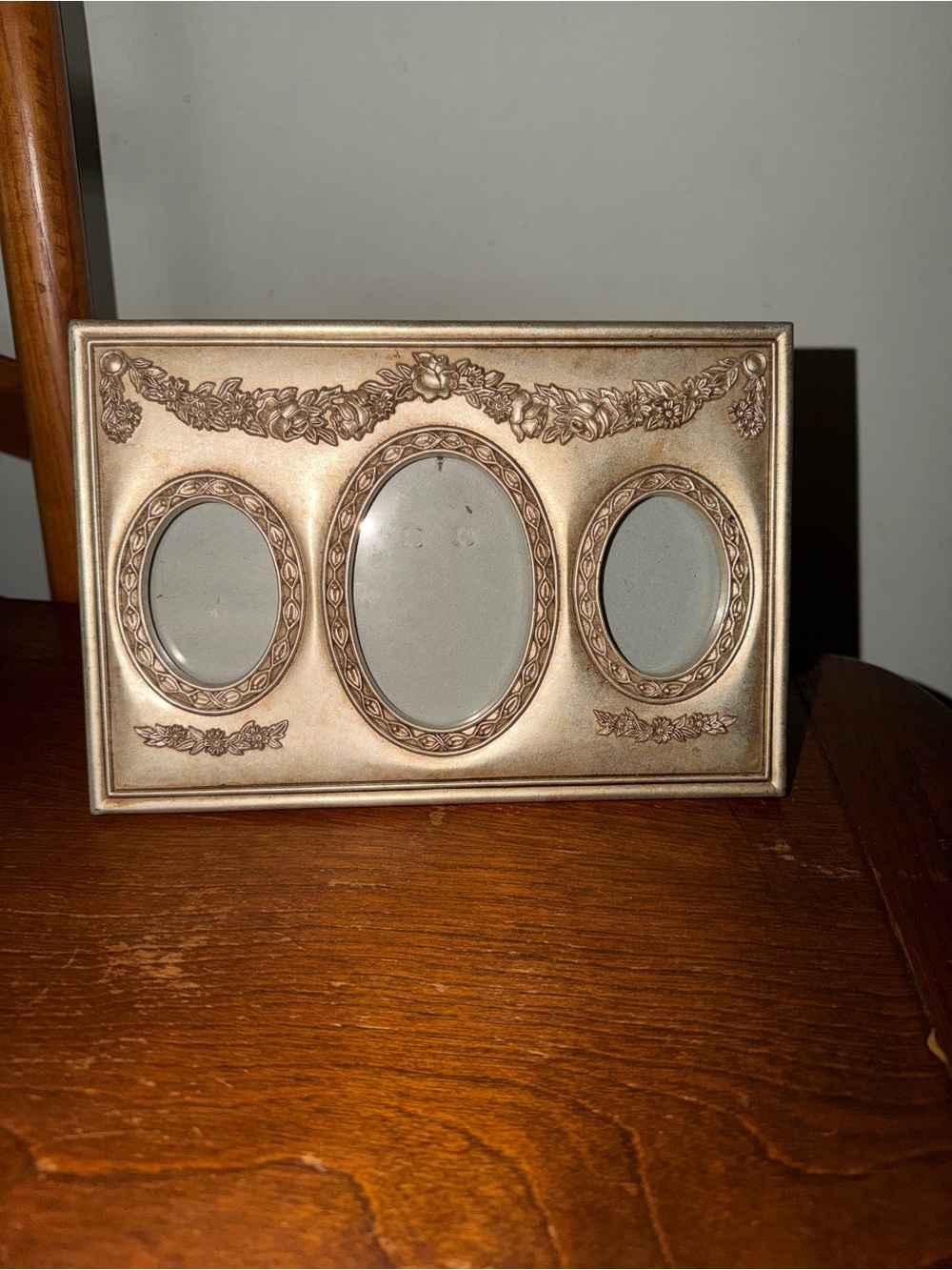 Ornate Triple Oval Picture Frame in Antique Gold